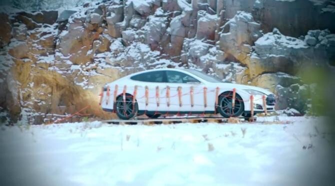 Un tânăr și-a aruncat mașina Tesla în aer, cu 30 de kg de dinamită. Ce l-a supărat  / Foto: Pixabay