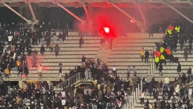 Ultrașii lui Lyon i-au atacat pe fanii Paris FC. Meci întrerupt definitiv după o bătaie generală în tribune  - Video Twitter David Aiello