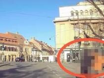 Un bărbat din Sibiu, bătut crunt de un polițist pentru că nu avea mască de protecție / Foto: Captură video Turnul Sfatului