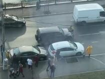 Un biciclist s-a urcat pe capota unei mașini care ocupase pista de biciclete  /  Sursă foto: Captură YouTube 