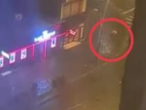 La un pas de tragedie. Copil în cărucior, împins de viscol în stradă. Tatăl intrase la păcănele, în Bacău - VIDEO / Foto: Captură video Ziarul de Bacău