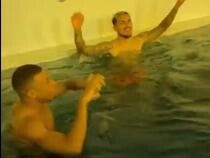 Mbappe, glumă virală în piscină cu telefonul lui Marco Verratti. Fotbaliștii de la PSG s-au prăpădit de râs - Captură Video  beIN SPORTS USA Twitter