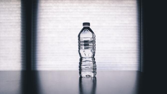 Sticlele de plastic reutilizabile, posibil periculoase! Eliberează sute de substanțe chimice în apă - studiu /Sursa: Pexels