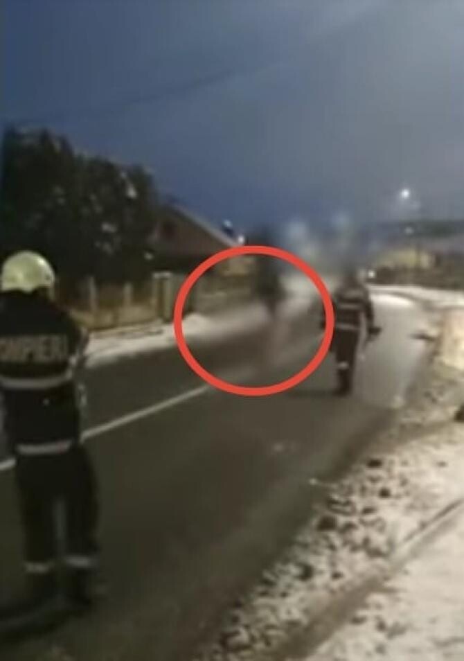 Un șofer din Cluj s-a dezbrăcat gol pușcă în mijlocul străzii și a fugit, după ce a făcut accident cu mașina / Foto: Captură video Monitorul de Cluj
