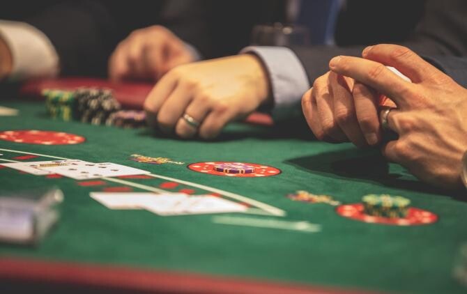 Un bărbat a câștigat la cazinou peste 2.6 milioane de euro, după ce a pariat doar 2 euro. "E o nebunie!" / Foto: Pexels