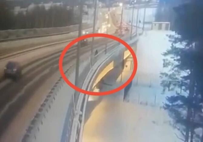 Un băiat de 11 ani a murit înghețat în drum spre școală, după ce a coborât din autobuz la o stație greșită și s-a rătăcit / Foto: Captură video