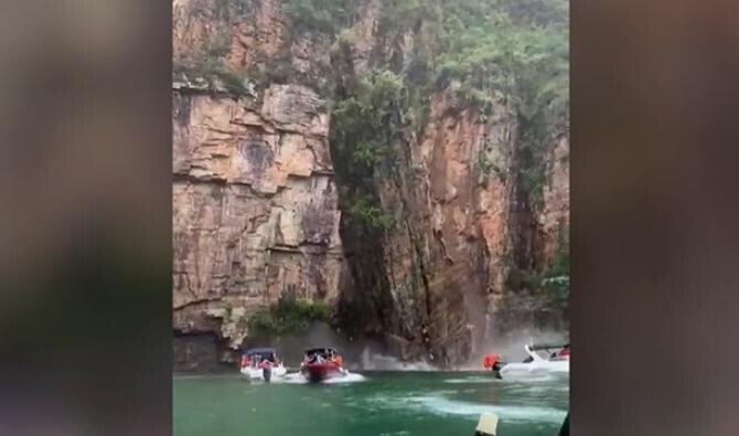 Brazilia: Un fragment uriaș de stâncă s-a prăbușit peste câteva șalupe cu turiști  /  Sursă foto: Captură Facebook