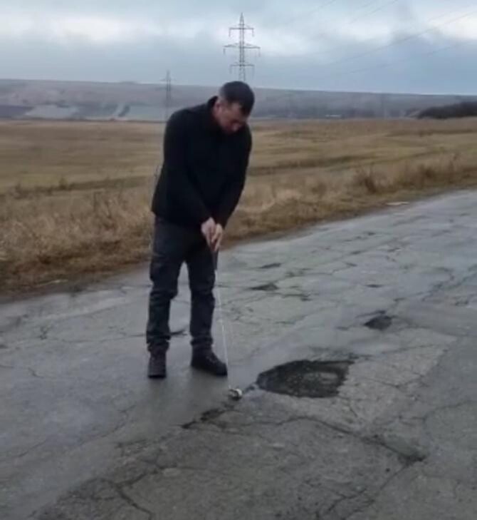Un bărbat din Vaslui a jucat golf în găurile din asfalt, în semn de protest / Foto: Captură video Facebook: Anton Lucian Andrei