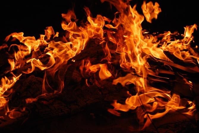 Incendiu puternic la o fabrică de mezeluri din Mizil, Prahova. Două victime transportate la spital /  Foto cu caracter ilustrativ: Pexels 