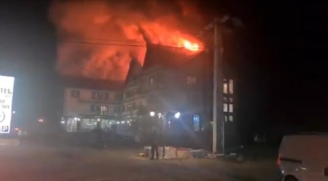Incendiu violent la un hotel din Brașov. Pompierii intervin de urgență / Foto: Captură video Youtube