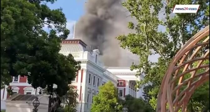Incendiu la sediul parlamentului Africii de Sud, în oraşul Cape Town / Captură video news24
