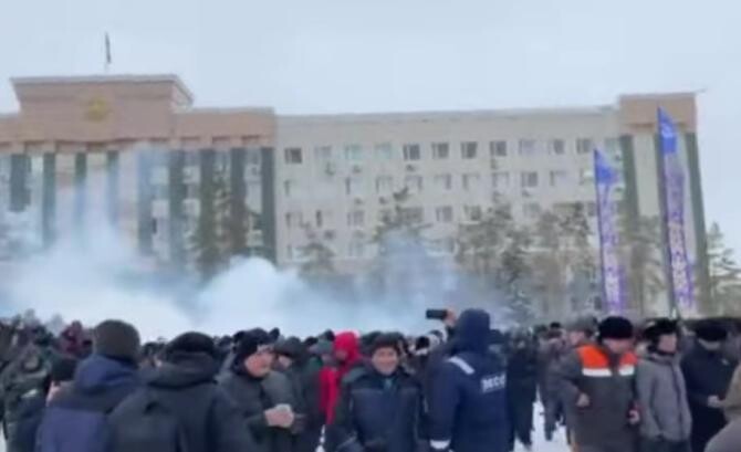 Angajați ai Terapia Cluj, blocați în mijlocul revoltelor din Kazahstan. ”Nu mai știm nimic de ei”. MAE, precizări / Foto: Captură video Youtube