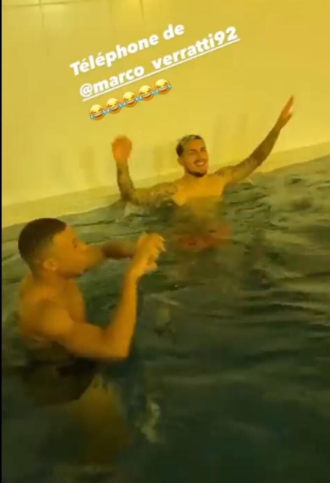 Mbappe, glumă virală în piscină cu telefonul lui Marco Verratti. Fotbaliștii de la PSG s-au prăpădit de râs - Captură Video  beIN SPORTS USA Twitter
