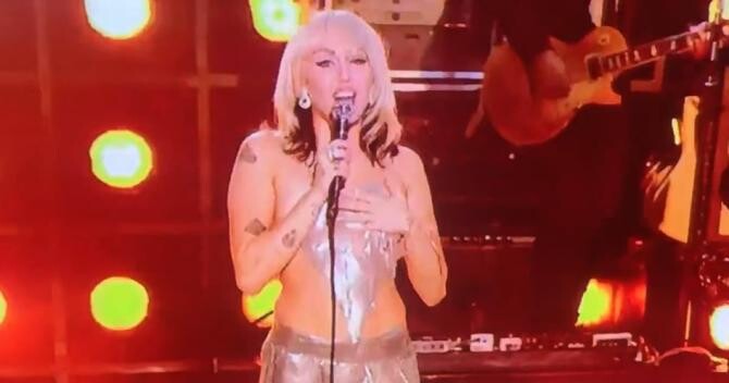 Miley Cyrus a rămas cu sânii goi pe scenă, după ce i-a căzut topul în timpul unui concert de Revelion / Foto: Captură video Twitter