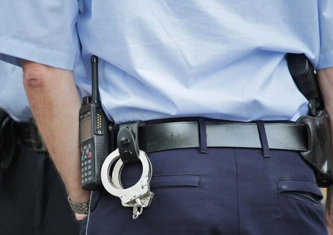 Un polițist, prins la prostituate. S-a ales cu dosar penal, după ce s-a folosit de uniformă pentru a nu plăti / Foto: Pixabay