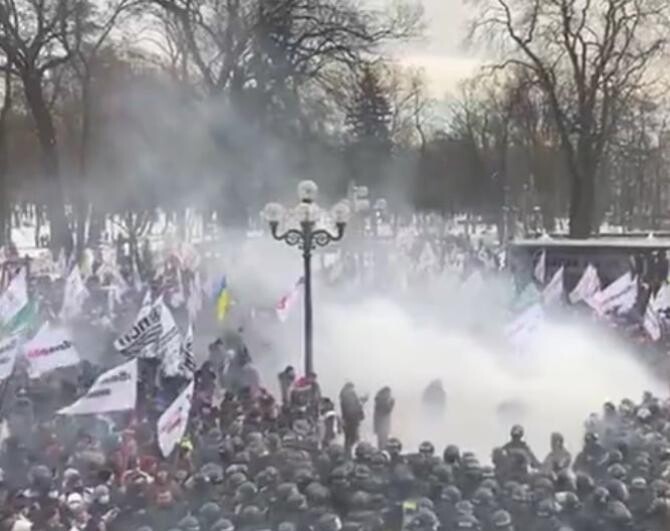Proteste VIOLENTE în Ucraina. Manifestații au forțaț intrarea în Rada Supremă. Parlamentarii, baricadați / Foto: Captură video Unian.net