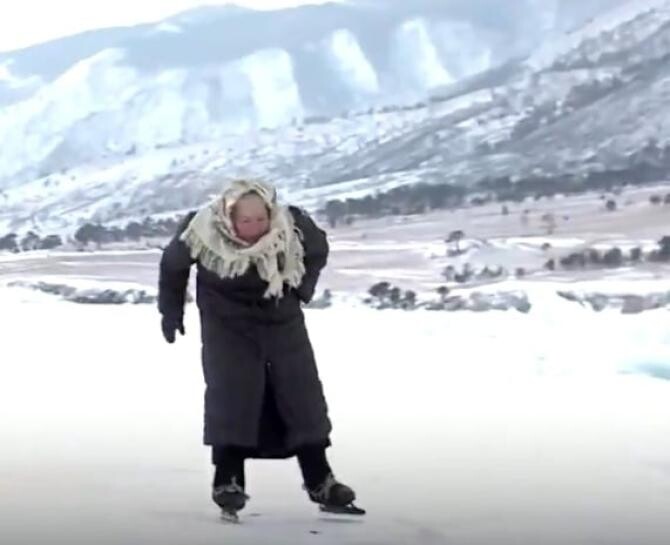 O rusoaică de 79 de ani patinează în fiecare zi pe lacul Baikal  / Foto: Captură video Twitter