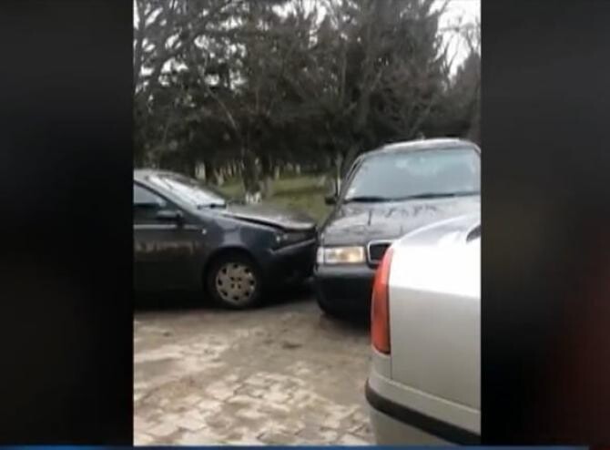 Scandal în curtea unui liceu din Caracal. Un șofer a sărit cu parul, după ce un tânăr a intrat intenţionat cu maşina în el  / Captură video Digi24