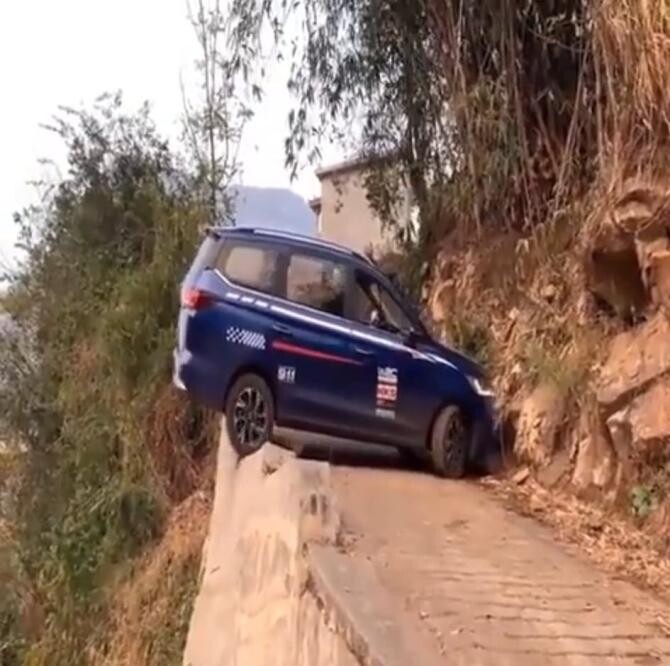 VIDEO incredibil: O mașină reușește să se întoarcă pe marginea unei stânci, fără să cadă. ”Mi-am ținut respirația urmărind asta” / Foto: Captură video Twitter