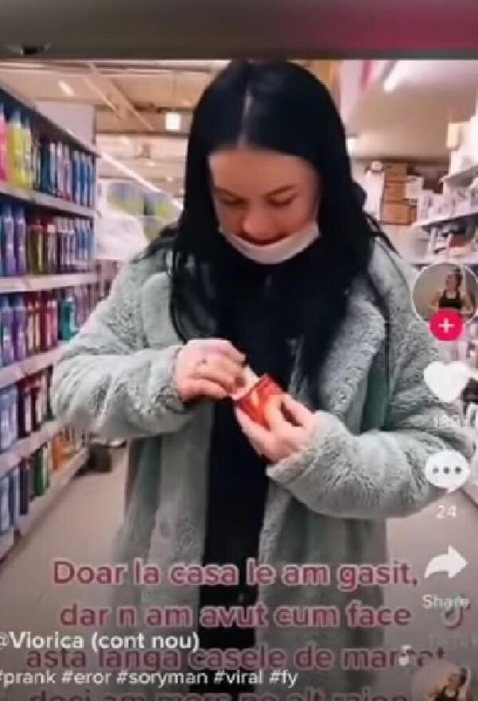 Tânără, filmată în timp ce înțepa prezervative într-un supermarket din Sibiu. Psihologul Keren Rosner: Un gest teribilist / Captura foto TikTok 