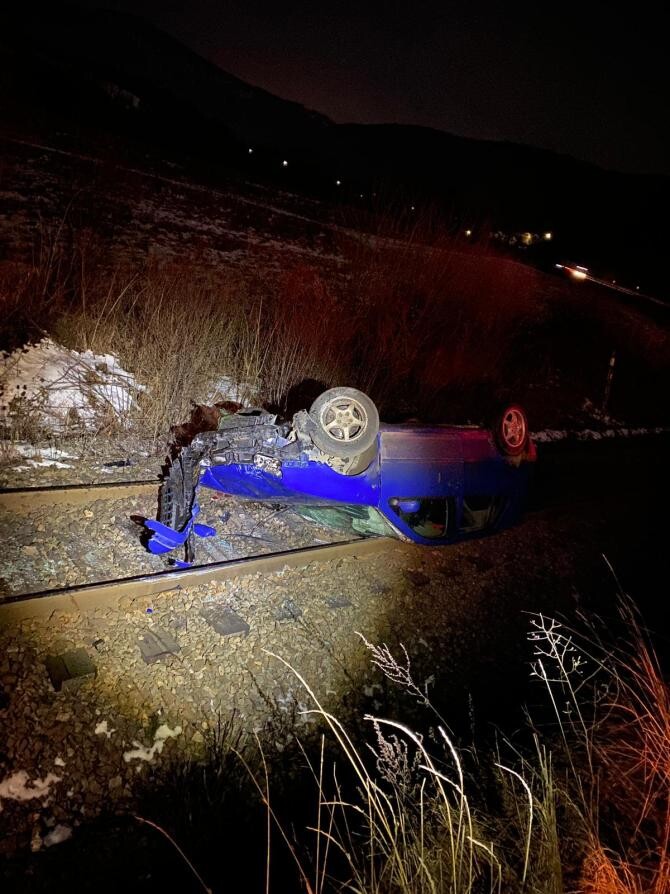 O maşină condusă de un minor de 16 ani s-a răsturnat pe o cale ferată din Cluj / FOTO IPJ CLUJ