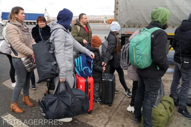Ucraineni în Tereblecea, părăsind teritoriul țării