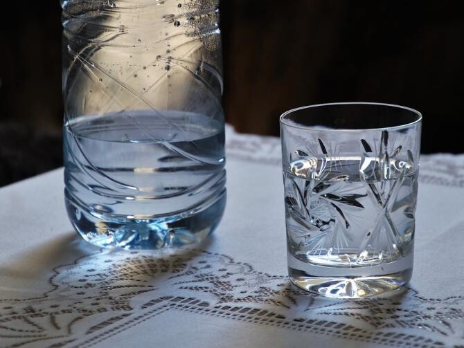 De ce să nu bei apa lăsată în paharul de lângă pat peste noapte / Foto: Pixabay, de Pasaj 1000