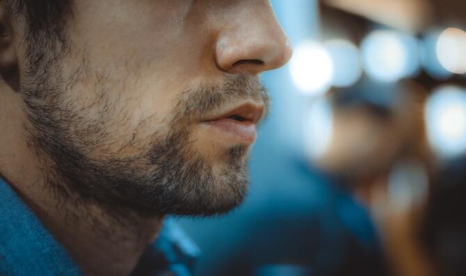 Tânăr din Cluj, dat afară de la examenul auto pentru că avea barba prea mare / Foto: Pixabay, de Olya Adamovich