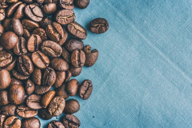 Boabele de cafea împrospătează ţesăturile / Foto: Pexels
