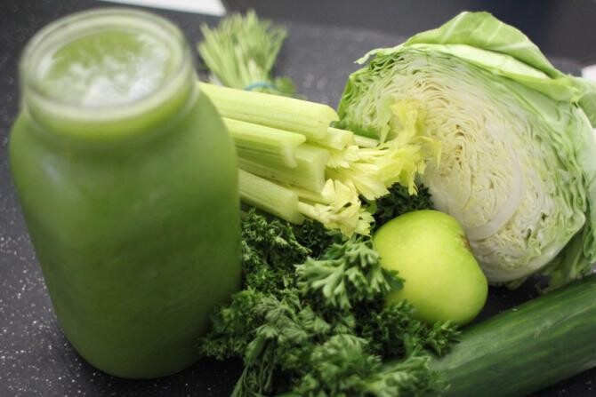 Hrana verde şi apa asigură o detoxifiere completă / Foto: Pexels