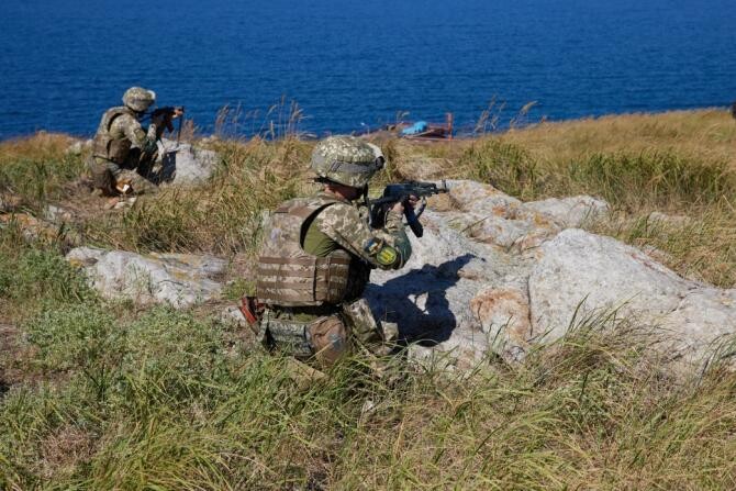 Militari ai Ucrainei, în timpul exercițiilor de pe Insula Șerpilor. Sursă foto: Administrația Prezidențială de la Kiev via DefenseRomania