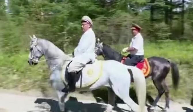 Kim Jong Un, prințul pe cal alb, într-un documentar nord-coreean de propagandă / Foto: Captură video Daily Mail