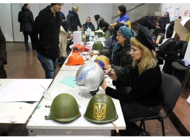 Foto Liviu Ghinea: Protesatarii pro-europeni pictând căști militare