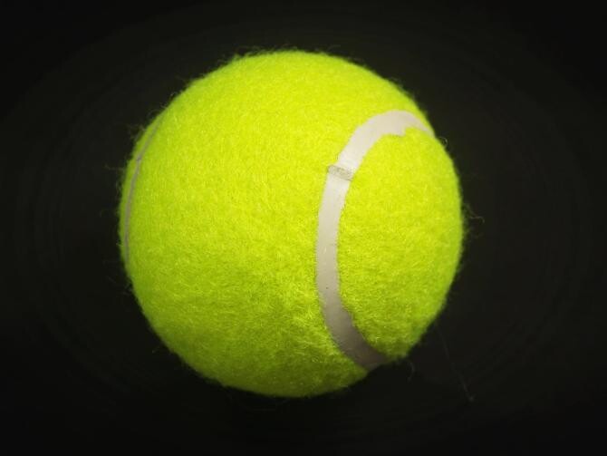 Culoarea recunoscută internaţional pentru mingile de tenis este verde / Foto: Pexels