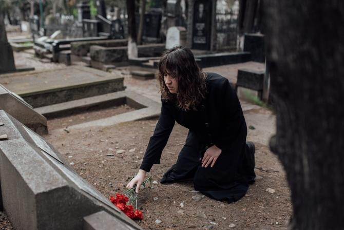 De Sâmbăta Morţilor creştinii merg la cimitir şi dau de pomană pentru cei adormiţi / Foto: Pexels