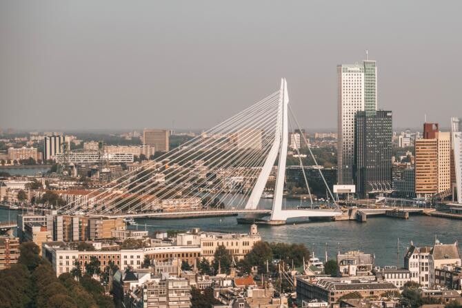 Un pod istoric din Rotterdam va fi demontat pentru a putea trece un iaht al lui Jeff Bezos  /  Foto cu caracter ilustrativ: Pexels 