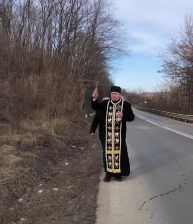 Accidentele, prevenite cu AGHEASMĂ. Un preot a sfințit CURBA MORȚII din Bacău / Foto: Captură video Facebook
