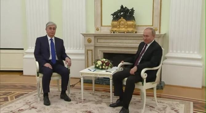 Gestul lui Putin, explicat de un specialist din Rusia. De ce Tokaev a avut voie la măsuța de cafea, iar Macron nu. "Ilogic, nepoliticos și nu tocmai simbolic" / Foto: Captură video Youtube