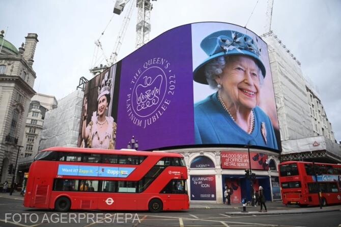 Regina Elisabeta a II-a, o nouă fotografie oficială în fața celebrei 'cutii roșii' 