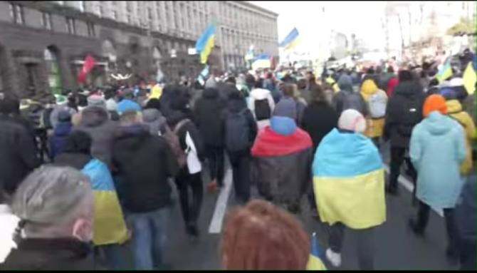 Mii ucraineni mărșăluiesc la Kiev pentru a-și arăta unitatea împotriva amenințării rusești. "Invadatorii trebuie să moară" / Foto: Captură video Youtube Reuters