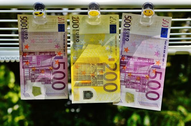 foto pixabay/ pexels: Zeci de mii de euro găsiți într-un ciorap