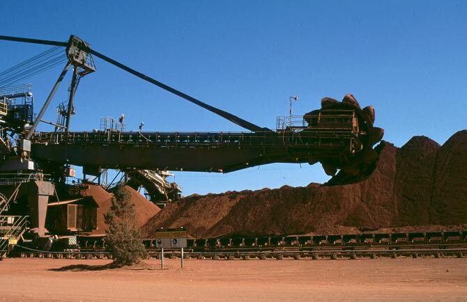 Australia a impus o interdicţie asupra exporturilor către Rusia  de alumină şi minereuri de aluminiu, inclusiv bauxită