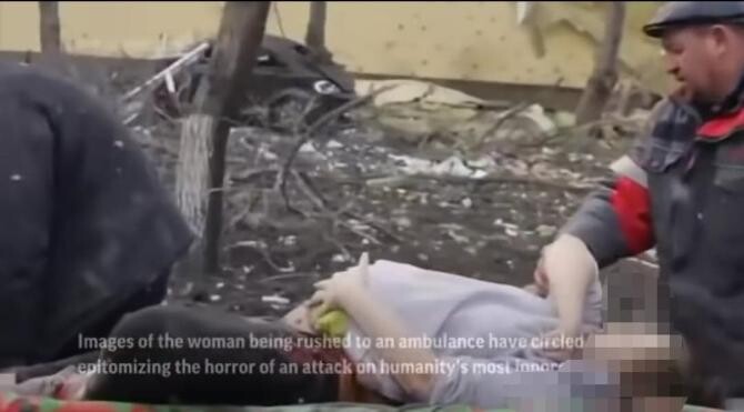 Femeia însărcinată, evacuată pe o targă din maternitatea bombardată din Mariupol, a murit împreună cu bebelușul său / Foto: Captură video AP