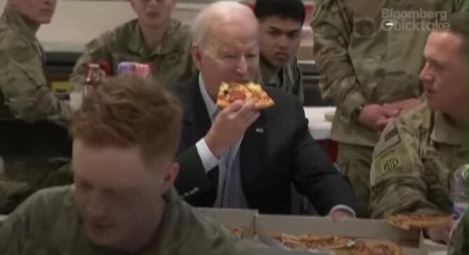 Biden a mâncat pizza și și-a făcut selfie-uri cu militarii din Polonia, de la granița cu Ucraina / Foto: Captură video Bloomberg