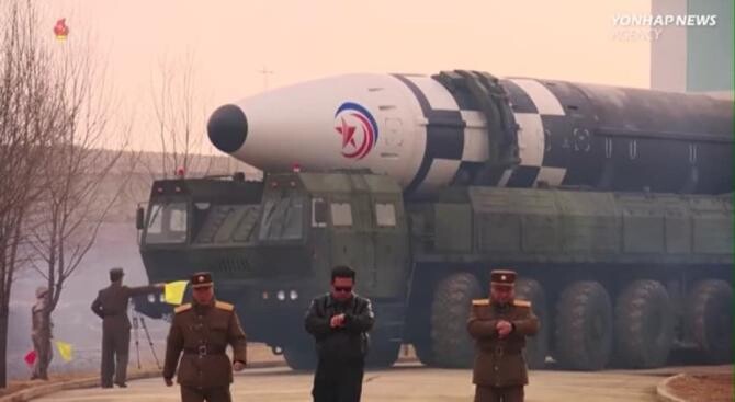 Kim Jong Un, în geacă strălucitoare de piele şi ochelari de soare de aviator, la ultima lansare de rachetă. "Phenian Style"  / Foto: Captură video Youtube Korea New