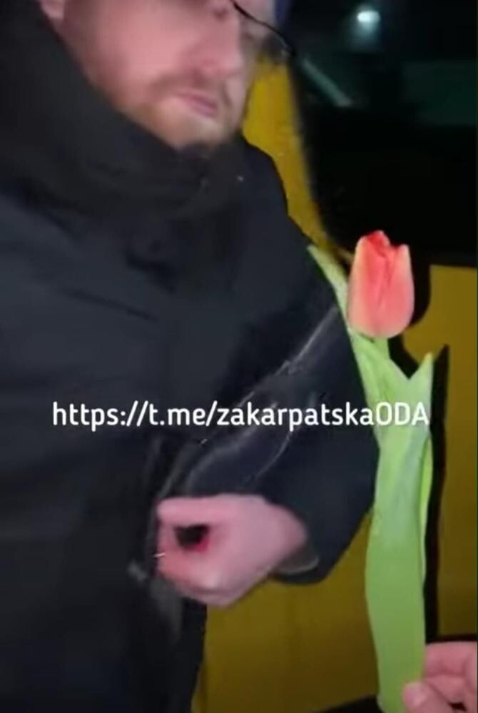 Grănicierii ucraineni le-au dat LALELE bărbaților care au vrut să plece din Ucraina pe 8 martie / Foto: Captură video Youtube
