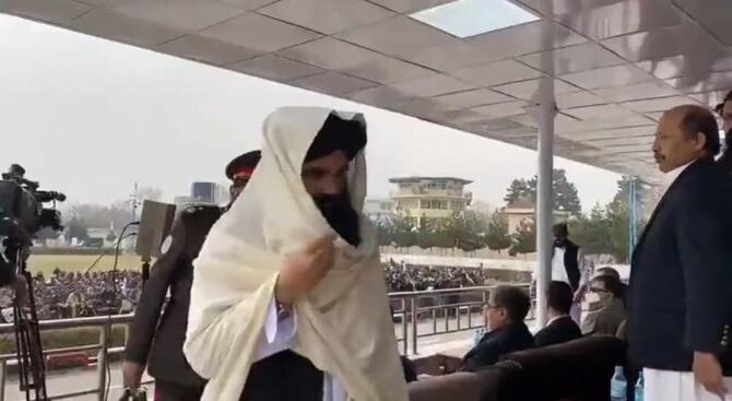 El este ministrul taliban de Interne. Și-a arătat pentru prima dată fața în public / Foto: Captură video Twitter