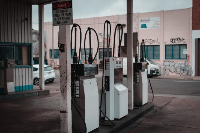 Preţul petrolului, în scădere cu 17%. În România, benzina a ajuns la 11 lei  litrul în unele benzinării | DCNews