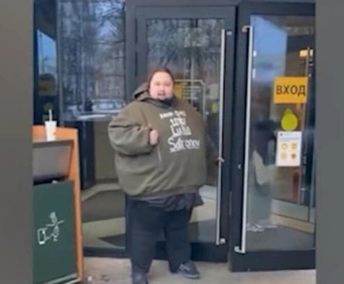Pianistul rus, de 270 kg, care NU poate să renunțe la McDonald's. S-a legat de ușa restaurantului / Foto: Captură video Realitatea Plus