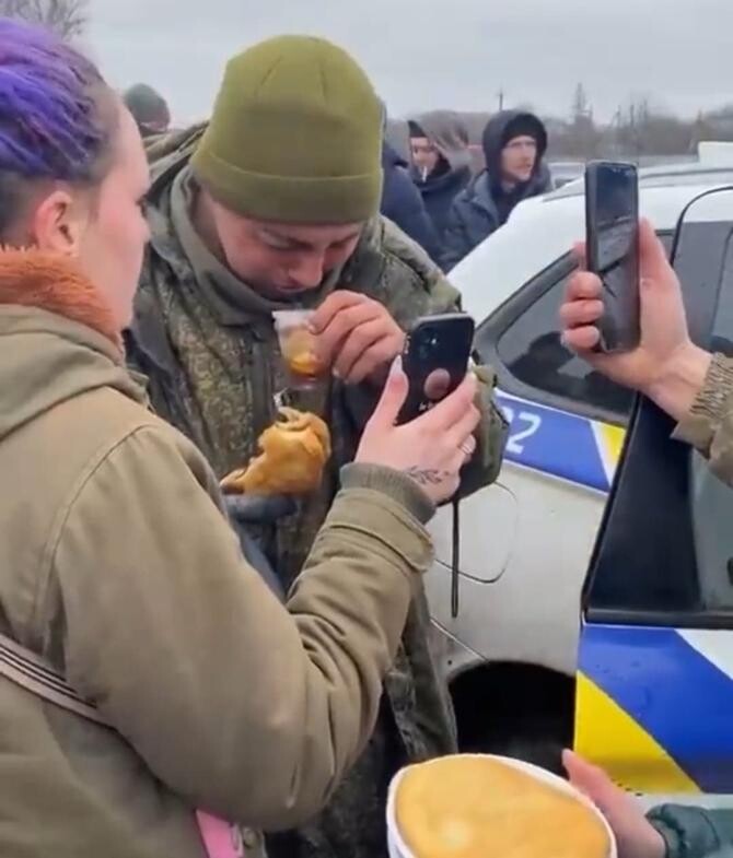 Soldat rus, hrănit cu plăcinte de ucraineni. A izbucnit în PLÂNS. Rușii ar fi avut provizii doar pentru 3 zile / Captură video Facebook